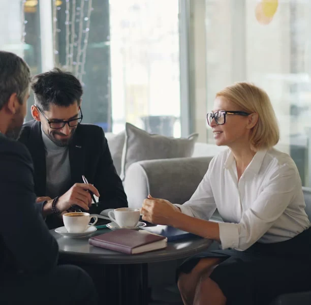 Conseiller en assurance échangeant avec des clients lors d’un rendez-vous personnalisé